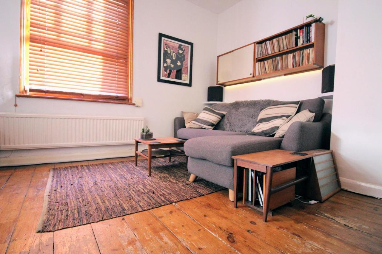 Traditional Victorian 2 Bed In Cobbled Street + Mod Cons - Full Home London Eksteriør billede