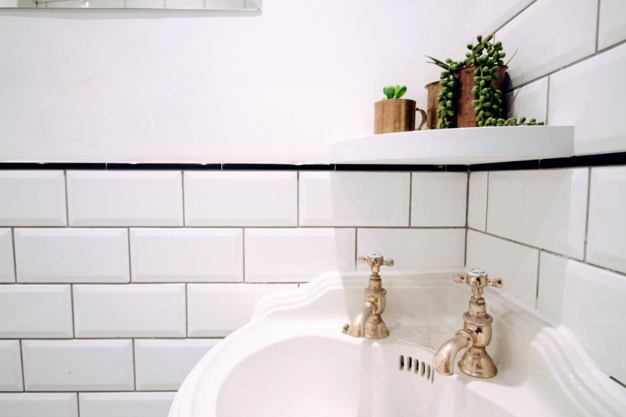 Traditional Victorian 2 Bed In Cobbled Street + Mod Cons - Full Home London Eksteriør billede